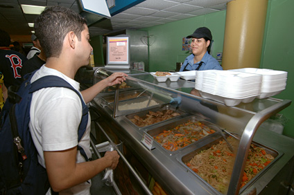 La variedad de alimentos se agrupa por secciones de platos criollos, así como delicias de la cocina italiana y de la asiática (en la foto).