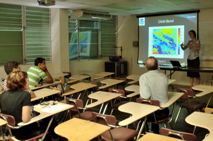 La catedrática de Ingeniería en Ciencias de Computadoras ofreció una presentación sobre su trabajo de investigación en percepción remota.