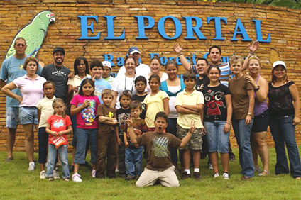 Alrededor de 15 participantes formaron parte del Taller educativo del SEA. En la foto, frente a la entrada principal del Portal del Yunque.