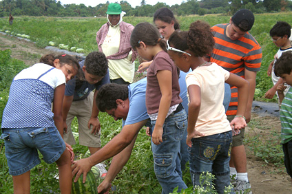La excursión a la finca de hortalizas en Santa Isabel fue una de las actividades recreativas.