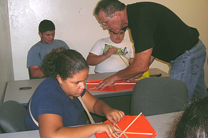 El profesor Andrés Irizarry ofreció un taller de confección de chiringas.