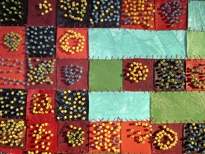 Mosaico sobrepaños fusiona la pintura con materiales inusitados en el campo.