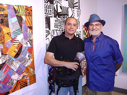 La apertura contó con la presencia del artista Antonio Martorell, acompañado aquí por el fotoperiodista Jorge Ramírez Portela.