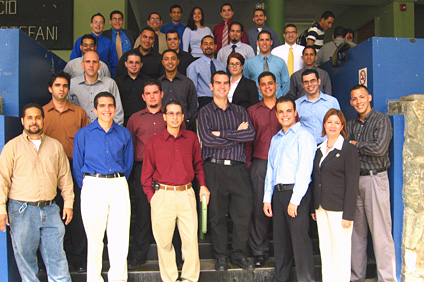 Estudiantes del curso ICOM 5047, junto a la profesora Santiago, penúltima en la primera fila al frente.