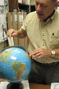 El Dr. Wilford Schmidt explica que las fosas en general no han sido estudiadas. La Fosa de Puerto Rico es la más profunda del Océano Atlántico y se localiza entre las placas tectónicas del Caribe y la norteamericana.