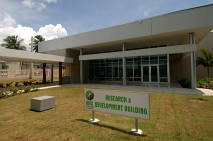 El Centro comprende un complejo de 28,751 pies cuadrados en el Parque Industrial Guanajibo de Mayagüez.