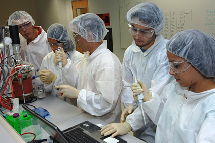Estudiantes del Programa de Biotecnología Industrial del RUM tomaron un taller de biorreactores en las instalaciones del centro.