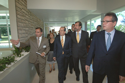 El doctor Roberto Rodríguez, director ejecutivo de BDTC durante un recorrido por los nuevos laboratorios. Observan la doctora Rosa Buxeda, el gobernador Aníbal Acevedo Vilá, el rector Jorge Iván Vélez Arocho y el presidente de la UPR, Antonio García Padilla.