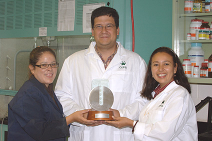 Desde la izquierda, Carola Barrera, el doctor Carlos Rinaldi y Adriana Herrera muestran el premio Merck Health Innovation.