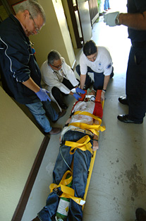 Personal de Servicios Médicos del RUM atiende al “joven herido” durante la eventualidad.