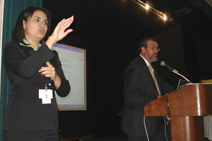 El rector del RUM, doctor Jorge Iván Vélez Arocho, se dirigió al público al tiempo que sus palabras fueron traducidas en el lenguaje de señas.