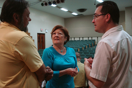 La profesora Teresita Cruz (al centro) conversó con los participantes luego de concluida la actividad. A la izquierda, Luis Arrocho y a la derecha el director de la Orquesta de Cuerdas del RUM, Santos Torres.