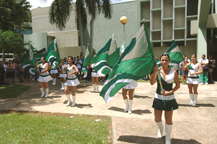 Con sus rutinas, las Abanderadas contagiaron el espíritu colegial.