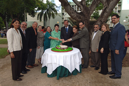 Decanos, profesores y funcionarios universitarios realizaron el tradicional corte del bizcocho.