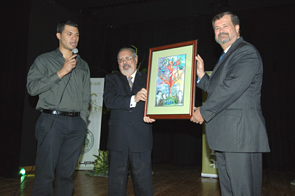 Se premió al estudiante de Ingeniería Industrial, Christopher Soto Cruz (primero a la izquierda) quien diseñó el afiche del aniversario. Lo acompañan, los doctores Antonio González Quevedo, presidente del Comité para la Celebración del Centenario del RUM y el Rector Jorge I. Vélez Arocho.