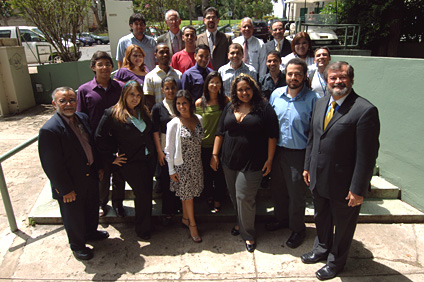 El Consejo General de Estudiantes del RUM para el año 2008-2009 acompañado de varios decanos, así como del rector Vélez Arocho (extrema derecha) y el decano de Estudiantes, Siberio Torres (extrema izquierda).