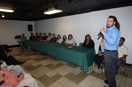 Xavier García, el nuevo presidente del CGE, se dirige a la audiencia durante la actividad de instalación.