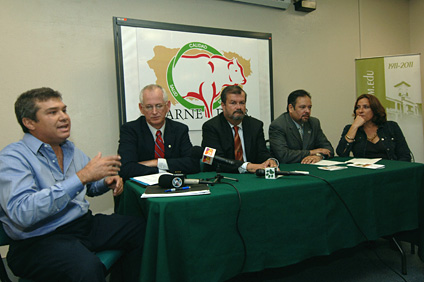 En el orden acostumbrado: profesor Luis Mejía, decano John Fernández Van Cleve, rector Jorge Iván Vélez Arocho, secretario Gabriel Figueroa Herrera y agrónoma Laura Chambers.