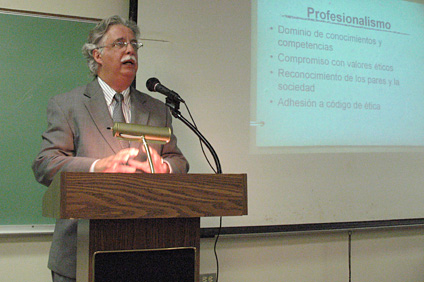 Dr. Ernesto Frontera Roura, President of the Bioethics Advisory Council of Puerto Rico, presenter of the conference on ethics.