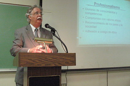 El doctor Ernesto Frontera Roura, presidente de la Junta Asesora de Bioética de Puerto Rico, presentó la conferencia magistral sobre ética.