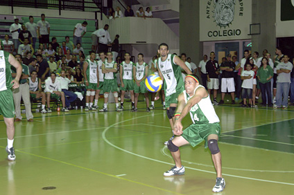 Los Tarzanes del voleibol vencieron a la UPR de Arecibo en tres parciales.