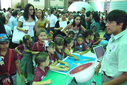 With the slogan “No Child left inside” RSPR, in connection with the UPRM Geology Department, celebrated its seventh consecutive Open House, as part of Earth Science Week.