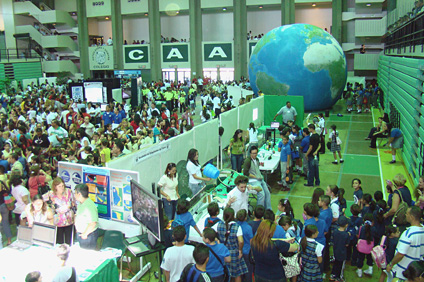 El objetivo de la Casa Abierta fue generar un mayor interés en los niños y adolescentes por el planeta Tierra.