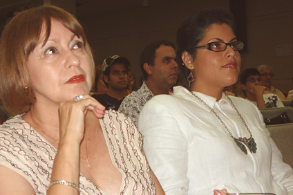 Dr. Miriam González Hernández (to the left) was in charge of organizing the book’s presentation.