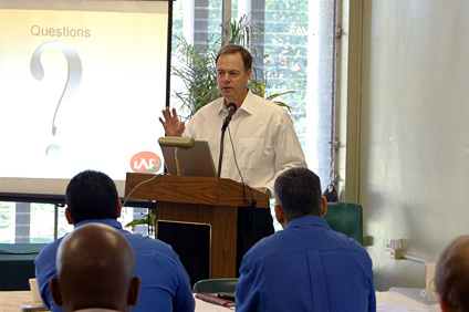 Greg Lowe, vicepresidente de Texas Instruments, fue el orador principal de la reunión anual del IAP.