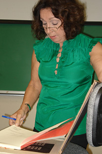 Doctor Lydia M. González Quevedo read fragments of La mano que sueña by Martorell, and Los Salmos by Ernesto Cardenal.