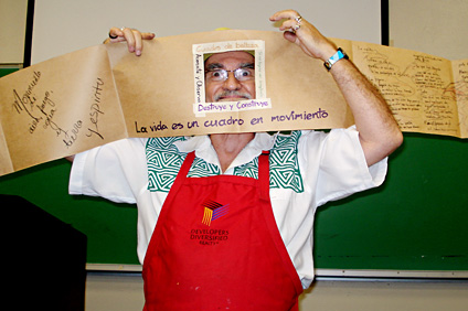 Martorell incorpora su rostro como parte del Cadáver exquisito, un ejercicio del taller que integró lo visual, auditivo y verbal.