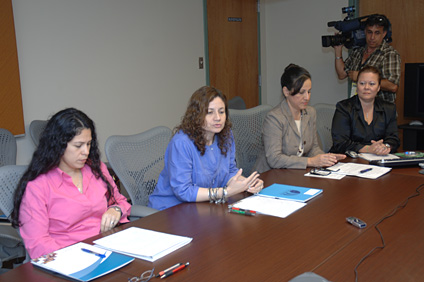 De izquierda a derecha: la doctora Aury Curbelo; la decana de Administración de Empresas, profesora Eva Zoe Quiñones; la profesora Awilda E. Valle; y la doctora Yolanda Ramos.
