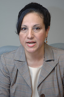 La profesora Awilda E. Valle coordina el Centro Autorizado de Exámenes.