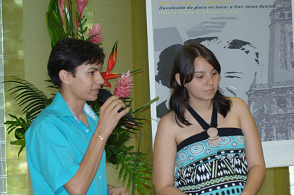 Los jóvenes Reinaldo Alvarado y Rosaura Batista entonaron una décima dedicada al primer presidente de la UPR.