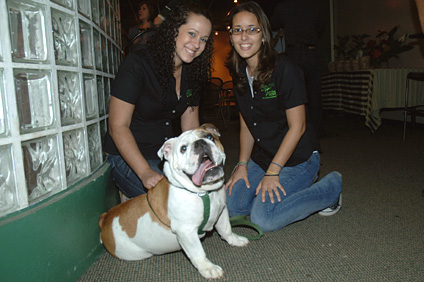 Rosally Bisbal and Daira Dávila celebrate with Tarzán.