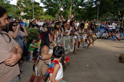 El simposio finalizó con un espectáculo en el que 17 jóvenes simularon los bailes del areyto taíno.