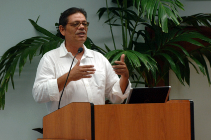 El arqueólogo Juan Rivera Fontán tuvo a su cargo el Conversatorio sobre la arqueología en Puerto Rico.