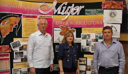 De izquierda a derecha: el decano del Colegio de Ciencias Agrícolas (CCA), doctor John Fernández Van Cleve; la decana asociada de esa Facultad, doctora Gladys González; y el profesor Luis Mejía Maymí, decano auxiliar del Programa Educativo del CCA, durante la actividad.