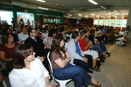 El público asistente tuvo la oportunidad de adentrarse en el mundo literario de la autora en el que da voz a los marginados.