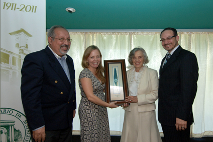 From left to right: Doctor Antonio González Quevedo, doctor Anayra Santory Jorge, the Author, and the Dean of the Arts and Sciences Faculty, doctor Moisés Orengo, present her with a reminder of her visit.