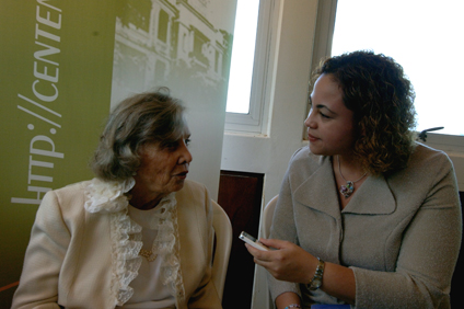 Elena Poniatowska compartió con la audiencia y contestó preguntas del público. En la foto, la entrevista Rebecca Carrero Figueroa, de Prensa RUM.