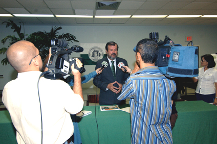 El rector Jorge Iván Vélez Arocho anunció a la prensa la creación del Centro, que tendrá como misión la búsqueda de soluciones innovadoras en las áreas de salud y energía.