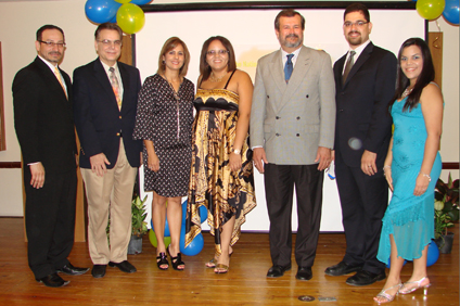 Los actos de iniciación contaron con la presencia, de izquierda a derecha, del decano de Artes y Ciencias, doctor Moisés Orengo; el doctor Guillermo Bernal; la doctora Bernadette Delgado; la presidenta del capítulo, Zaadé Torres; el rector, doctor Jorge I. Vélez Arocho; el decano interino de Administración, José A. Frontera; y la vicepresidenta, Frances Figueroa.