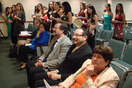 Momento de la juramentación de Psi Chi. En el primer plano, la decana asociada del Colegio de Artes y Ciencias, profesora María Barbot; el decano Moisés Orengo y el rector Jorge I. Vélez Arocho.