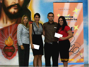 Los ganadores del Segundo Certamen de Oratoria Universitario Cooperativista. De izquierda a derecha: Miralys Pérez, primer lugar; Ricardo Fuentes, segunda posición; y Frances Figueroa, tercer premio.