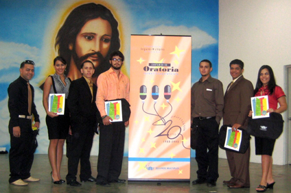 UPRM students who are part of the first Chapter of the National Honor Society of Puerto Rico, in this image you can see the official shirt of its members.