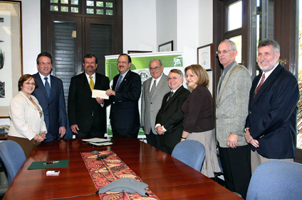 Desde la izquierda Leyda Ponce de León, Antonio García Padilla, Jaime Fonalledas,  Juan Corrada, Thomas Trebilcock, Edna Negrón, John Fernández Van Cleve y José R. LaTorre.