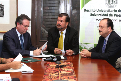 El presidente de la UPR, Antonio García Padilla (a la izquierda) firma el acuerdo de colaboración con Tres Monjitas. A su lado el rector del RUM, Jorge Iván Vélez Arocho y el licenciado Jaime Fonalledas.