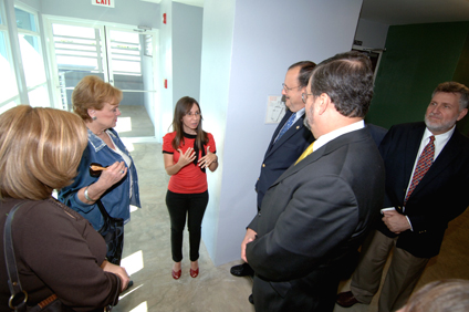 Graduate student, Minerva Rivera explains to Tres Monjitas executives and university officials about the investigations carried out in the Dairy Products Laboratory.