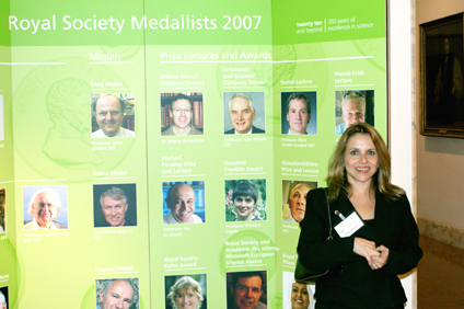 Medina recibió el Goodeve Medal 2007 por su publicación en el Journal of the Operational Research Society.